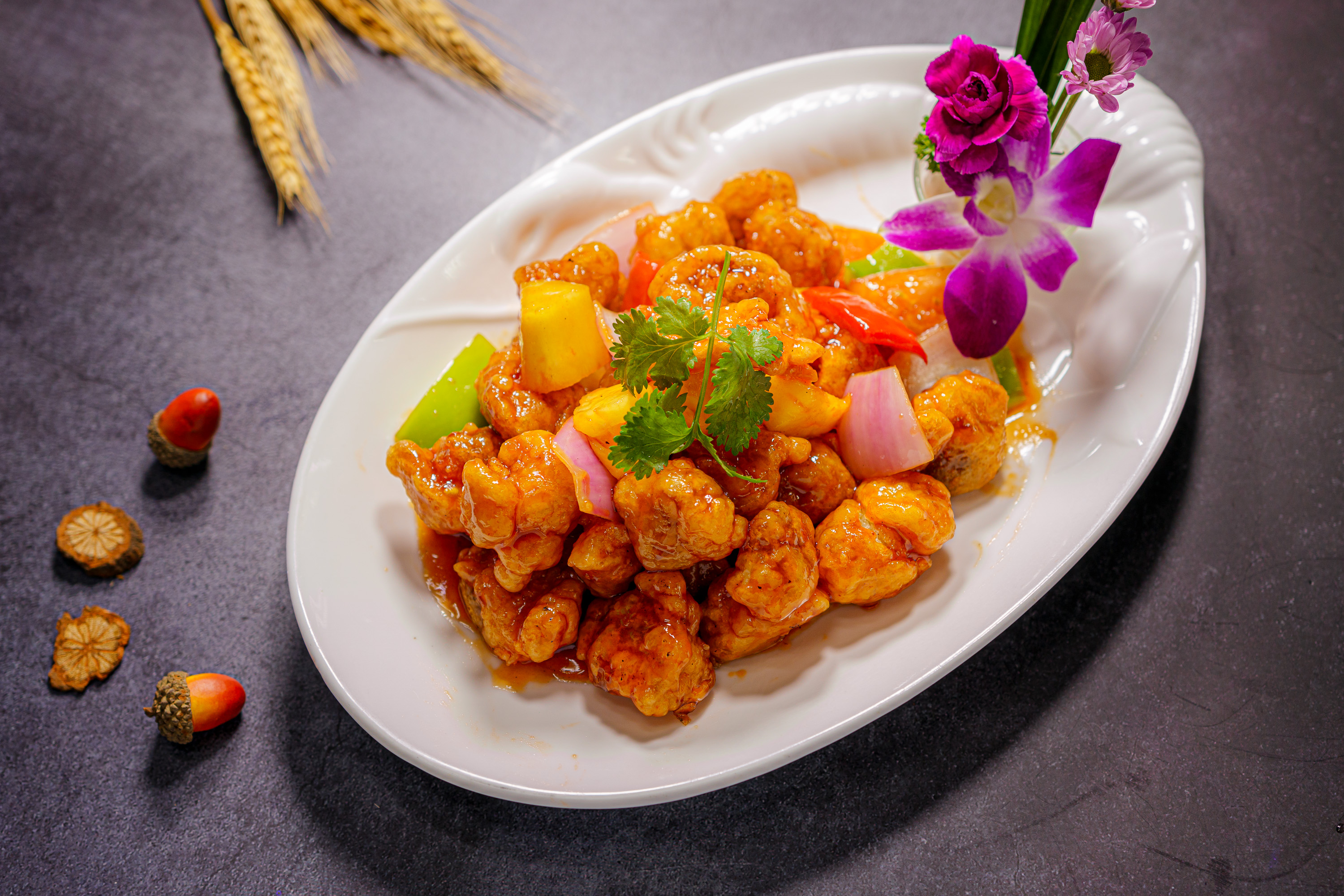 酒店的餐饮菜系以粤菜为主,湘菜为辅,专业的厨师队伍,娴熟的烹饪技术